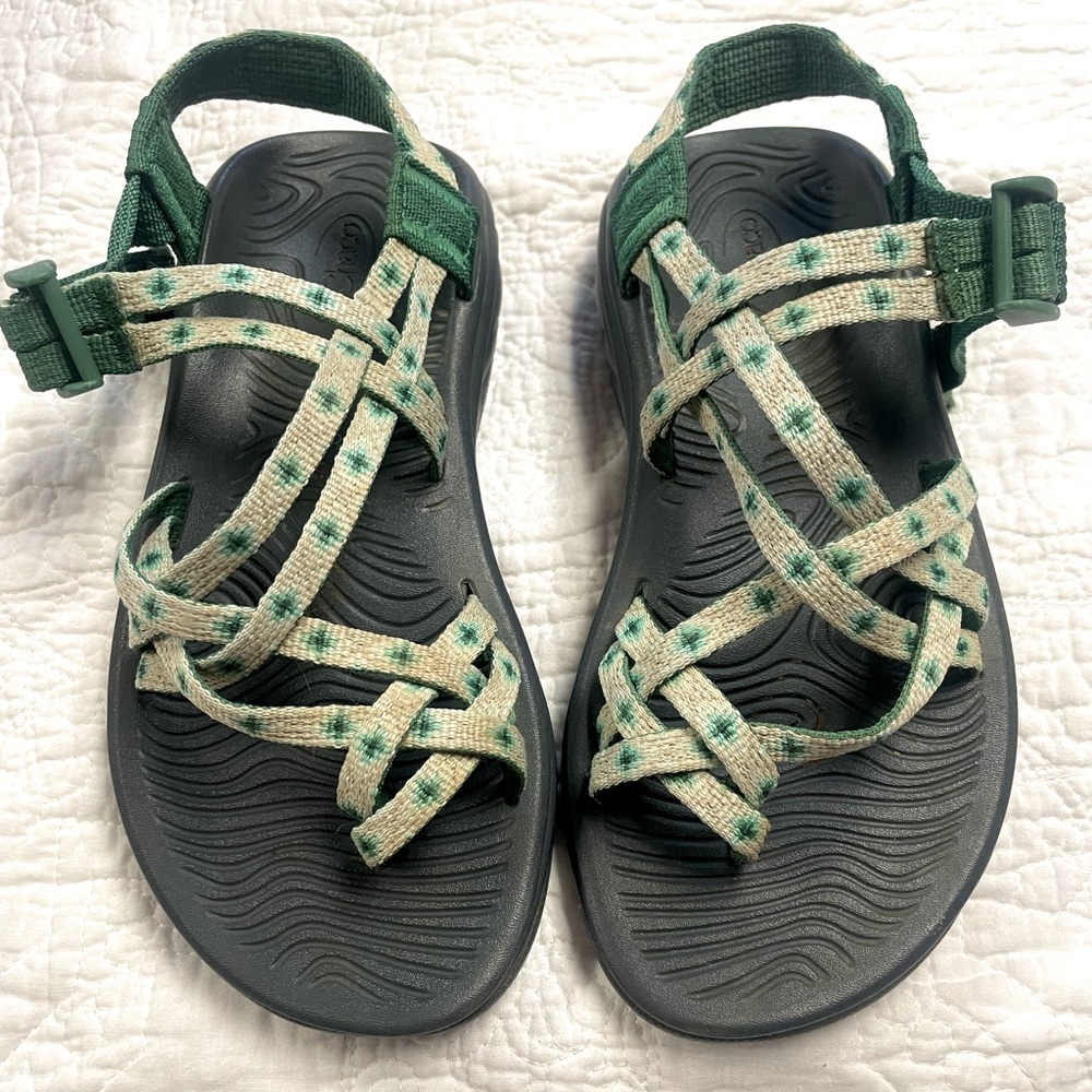 Chaco Sandals women’s size 5, around kids size 6.5-7.5. Hardly worn!